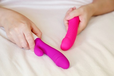 zabawki erotyczne w dłoniach kobiety